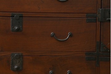 和製アンティーク　前面欅(ケヤキ)材　使い込まれた風合いが味わい深い関西衣装箪笥　(R-077464)