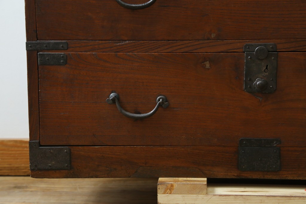 和製アンティーク　前面欅(ケヤキ)材　使い込まれた風合いが味わい深い関西衣装箪笥　(R-077464)