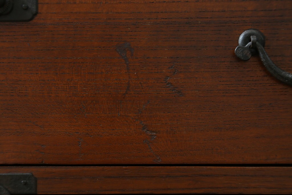 和製アンティーク　前面欅(ケヤキ)材　使い込まれた風合いが味わい深い関西衣装箪笥　(R-077464)