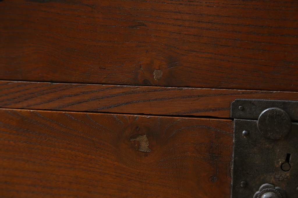 和製アンティーク　前面欅(ケヤキ)材　使い込まれた風合いが味わい深い関西衣装箪笥　(R-077464)