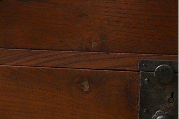 和製アンティーク　前面欅(ケヤキ)材　使い込まれた風合いが味わい深い関西衣装箪笥　(R-077464)