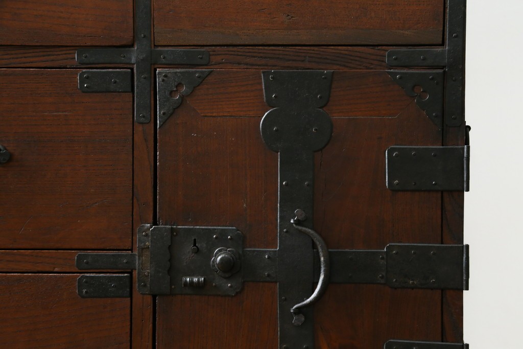 和製アンティーク　前面欅(ケヤキ)材　使い込まれた風合いが味わい深い関西衣装箪笥　(R-077464)