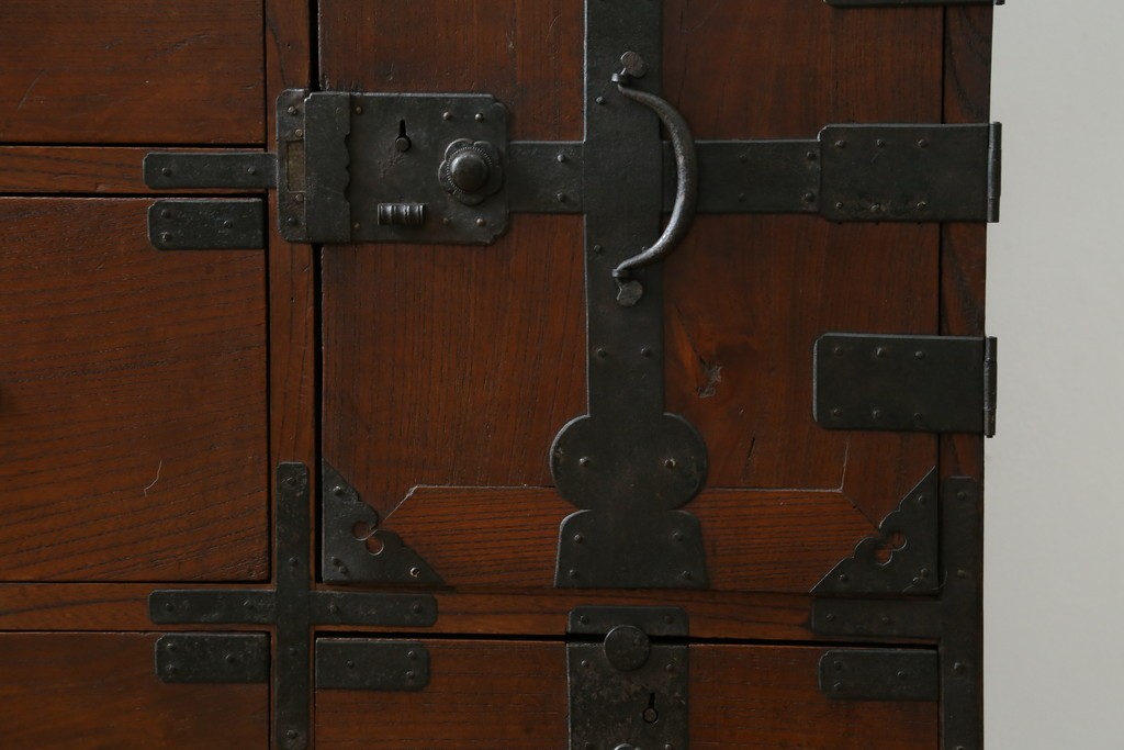 和製アンティーク　前面欅(ケヤキ)材　使い込まれた風合いが味わい深い関西衣装箪笥　(R-077464)