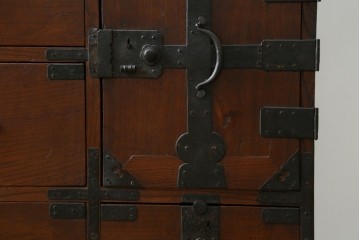 和製アンティーク　前面欅(ケヤキ)材　使い込まれた風合いが味わい深い関西衣装箪笥　(R-077464)