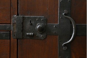 和製アンティーク　前面欅(ケヤキ)材　使い込まれた風合いが味わい深い関西衣装箪笥　(R-077464)