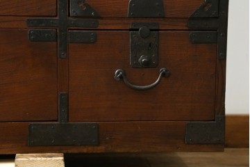 和製アンティーク　前面欅(ケヤキ)材　使い込まれた風合いが味わい深い関西衣装箪笥　(R-077464)