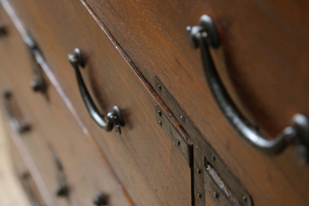 和製アンティーク　前面欅(ケヤキ)材　使い込まれた風合いが味わい深い関西衣装箪笥　(R-077464)