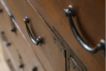 和製アンティーク　前面欅(ケヤキ)材　使い込まれた風合いが味わい深い関西衣装箪笥　(R-077464)