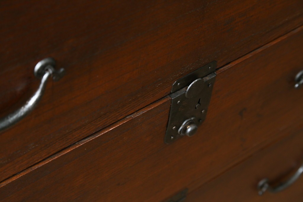 和製アンティーク　前面欅(ケヤキ)材　使い込まれた風合いが味わい深い関西衣装箪笥　(R-077464)