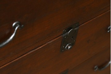 和製アンティーク　前面欅(ケヤキ)材　使い込まれた風合いが味わい深い関西衣装箪笥　(R-077464)