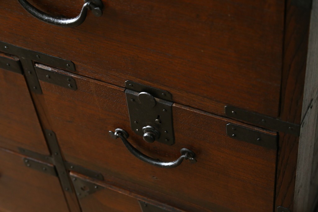 和製アンティーク　前面欅(ケヤキ)材　使い込まれた風合いが味わい深い関西衣装箪笥　(R-077464)