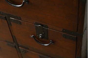 和製アンティーク　前面欅(ケヤキ)材　使い込まれた風合いが味わい深い関西衣装箪笥　(R-077464)