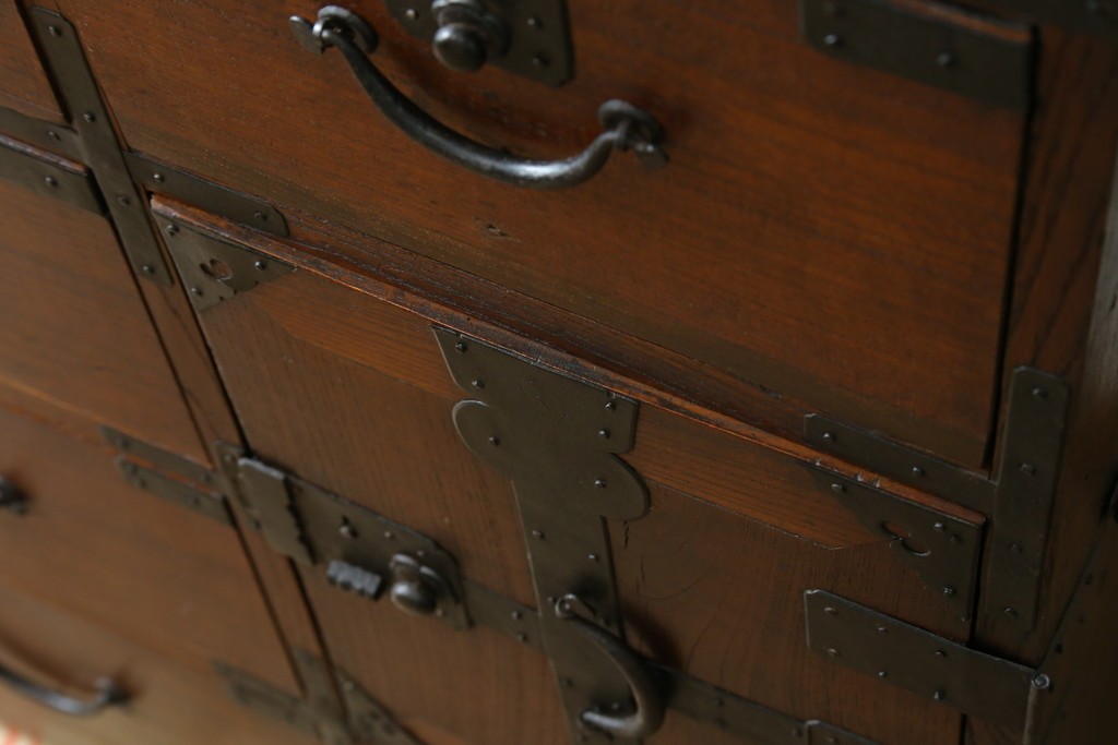 和製アンティーク　前面欅(ケヤキ)材　使い込まれた風合いが味わい深い関西衣装箪笥　(R-077464)