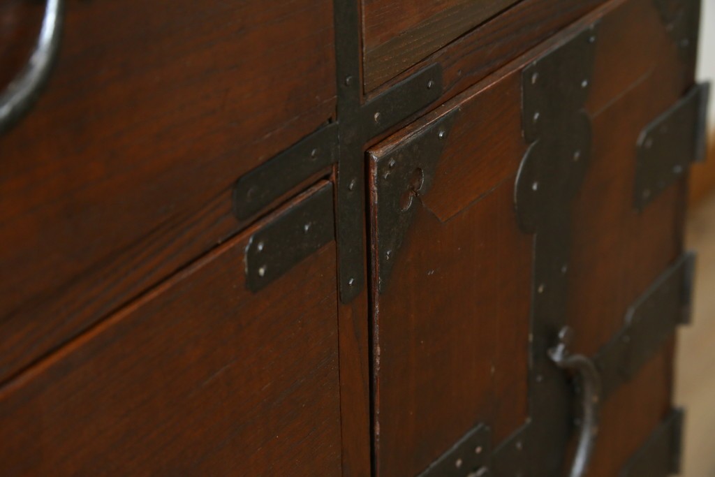 和製アンティーク　前面欅(ケヤキ)材　使い込まれた風合いが味わい深い関西衣装箪笥　(R-077464)