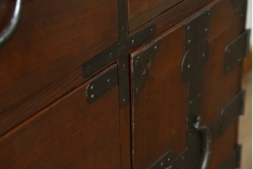 和製アンティーク　前面欅(ケヤキ)材　使い込まれた風合いが味わい深い関西衣装箪笥　(R-077464)