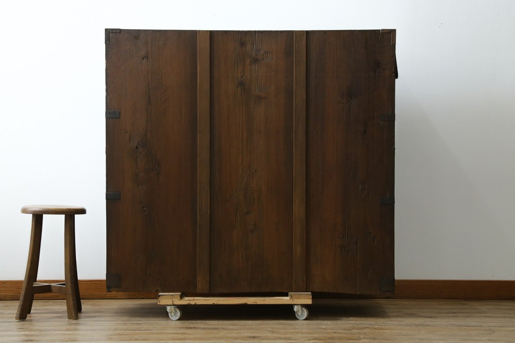 和製アンティーク　前面欅(ケヤキ)材　使い込まれた風合いが味わい深い関西衣装箪笥　(R-077464)