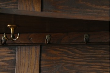 イギリスアンティーク　希少デザイン　オーク材　かわいい葡萄の彫刻入りの台形ホールローブ　(R-077467)