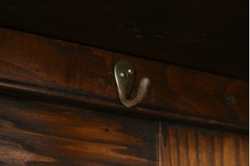 イギリスアンティーク　希少デザイン　オーク材　かわいい葡萄の彫刻入りの台形ホールローブ　(R-077467)