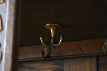 イギリスアンティーク　希少デザイン　オーク材　かわいい葡萄の彫刻入りの台形ホールローブ　(R-077467)