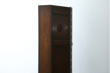 イギリスアンティーク　希少デザイン　オーク材　かわいい葡萄の彫刻入りの台形ホールローブ　(R-077467)
