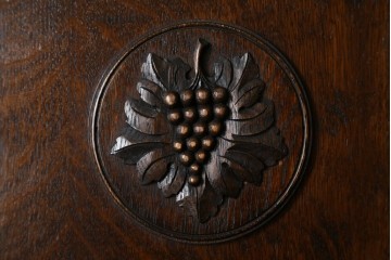 イギリスアンティーク　希少デザイン　オーク材　かわいい葡萄の彫刻入りの台形ホールローブ　(R-077467)
