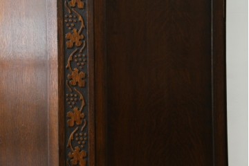 イギリスアンティーク　希少デザイン　オーク材　かわいい葡萄の彫刻入りの台形ホールローブ　(R-077467)