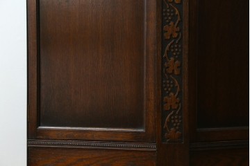 イギリスアンティーク　希少デザイン　オーク材　かわいい葡萄の彫刻入りの台形ホールローブ　(R-077467)