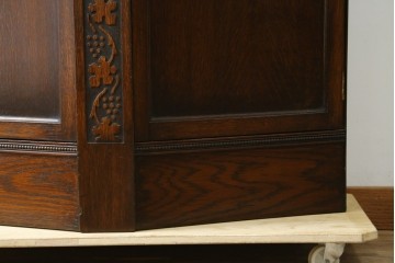 イギリスアンティーク　希少デザイン　オーク材　かわいい葡萄の彫刻入りの台形ホールローブ　(R-077467)