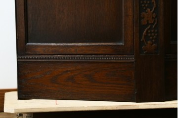 イギリスアンティーク　希少デザイン　オーク材　かわいい葡萄の彫刻入りの台形ホールローブ　(R-077467)