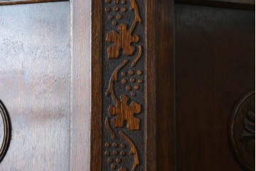 イギリスアンティーク　希少デザイン　オーク材　かわいい葡萄の彫刻入りの台形ホールローブ　(R-077467)