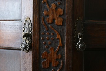 イギリスアンティーク　希少デザイン　オーク材　かわいい葡萄の彫刻入りの台形ホールローブ　(R-077467)