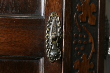 イギリスアンティーク　希少デザイン　オーク材　かわいい葡萄の彫刻入りの台形ホールローブ　(R-077467)