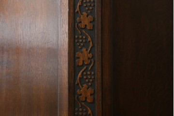 イギリスアンティーク　希少デザイン　オーク材　かわいい葡萄の彫刻入りの台形ホールローブ　(R-077467)