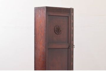 イギリスアンティーク　希少デザイン　オーク材　かわいい彫刻入りの台形ホールローブ(ワードローブ、洋服タンス、クローゼット、収納棚、英国)(R-077467)