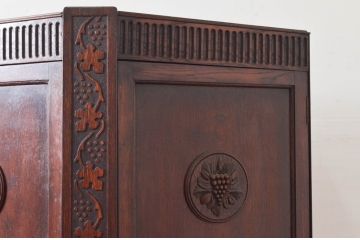 イギリスアンティーク　希少デザイン　オーク材　かわいい彫刻入りの台形ホールローブ(ワードローブ、洋服タンス、クローゼット、収納棚、英国)(R-077467)