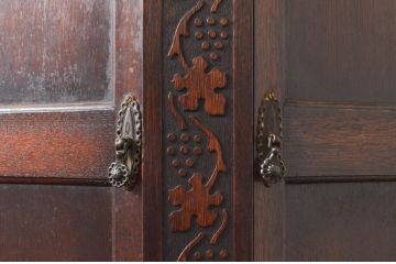 イギリスアンティーク　希少デザイン　オーク材　かわいい彫刻入りの台形ホールローブ(ワードローブ、洋服タンス、クローゼット、収納棚、英国)(R-077467)