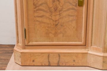 アメリカビンテージ　DREXEL HERITAGE(ドレクセルヘリテイジ)　CORINTHIAN(コリンシャン)　独特な木目とナチュラルな風合いが魅力のサイドボード(サイドキャビネット、収納棚、戸棚、ヴィンテージ)(R-077468)
