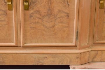 アメリカビンテージ　DREXEL HERITAGE(ドレクセルヘリテイジ)　CORINTHIAN(コリンシャン)　独特な木目とナチュラルな風合いが魅力のサイドボード(サイドキャビネット、収納棚、戸棚、ヴィンテージ)(R-077468)
