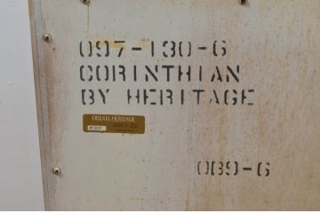アメリカビンテージ　DREXEL HERITAGE(ドレクセルヘリテイジ)　CORINTHIAN(コリンシャン)　独特な木目とナチュラルな風合いが魅力のサイドボード(サイドキャビネット、収納棚、戸棚、ヴィンテージ)(R-077468)