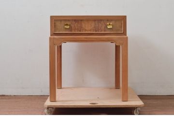 中古　DREXEL HERITAGE(ドレクセルヘリテイジ)　CORINTHIAN(コリンシャン)　独特な木目とナチュラルな風合いが魅力のナイトテーブル(サイドテーブル、エンドテーブル、コンソールテーブル、電話台、飾り台、花台)(R-077470)