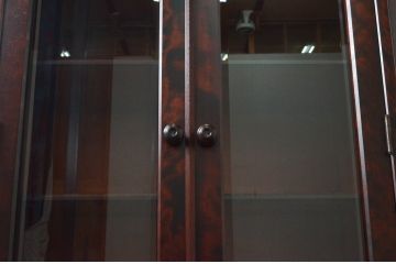 中古　美品　希少な廃盤品　北海道民芸家具　OM151　重厚感と気品漂うキャビネット(食器棚、飾り棚、収納棚、戸棚)(定価約80万円)(R-077471)
