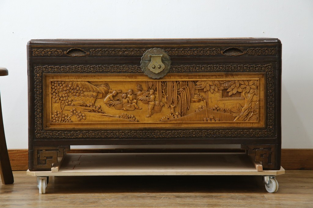 アジアンヴィンテージ　全面に施された彫刻が豪華なトランク　(R-077472)