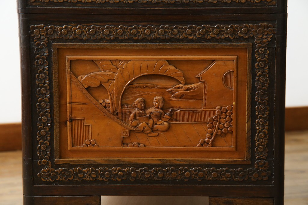 アジアンヴィンテージ　全面に施された彫刻が豪華なトランク　(R-077472)