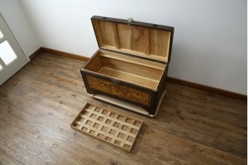 アジアンヴィンテージ　全面に施された彫刻が豪華なトランク　(R-077472)