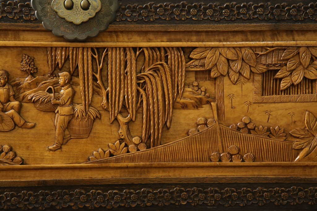 アジアンヴィンテージ　全面に施された彫刻が豪華なトランク　(R-077472)