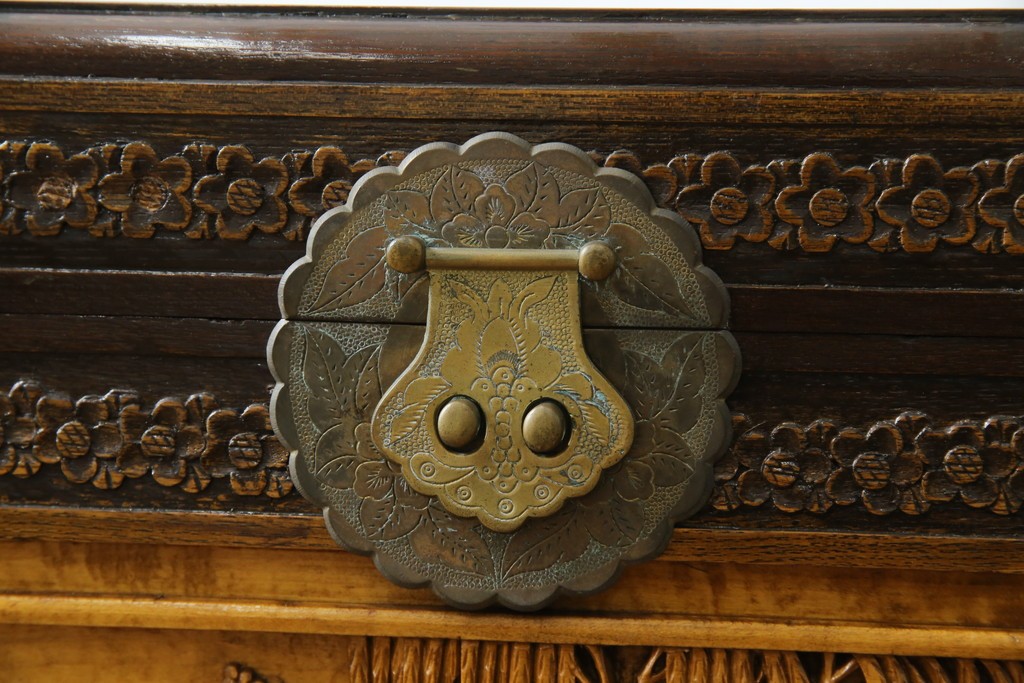 アジアンヴィンテージ　全面に施された彫刻が豪華なトランク　(R-077472)