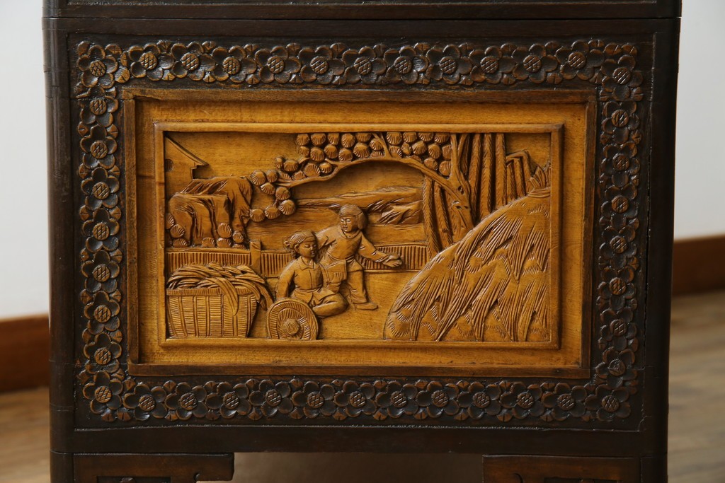 アジアンヴィンテージ　全面に施された彫刻が豪華なトランク　(R-077472)