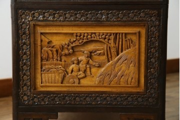 アジアンヴィンテージ　全面に施された彫刻が豪華なトランク　(R-077472)