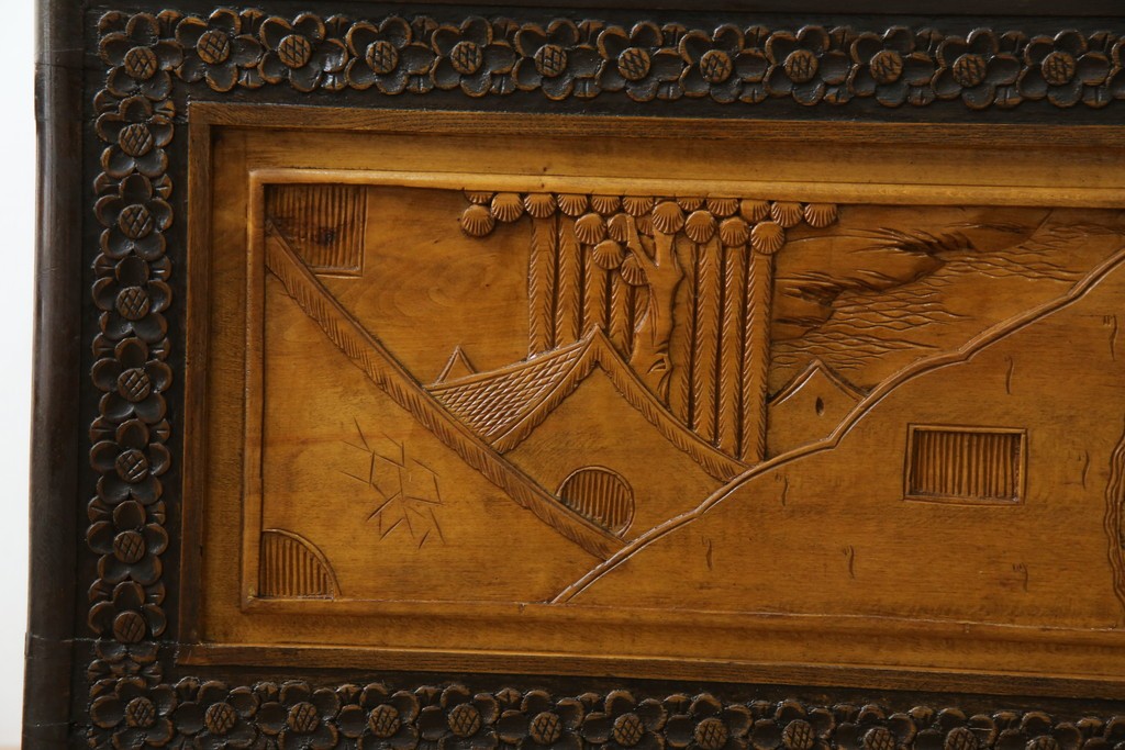 アジアンヴィンテージ　全面に施された彫刻が豪華なトランク　(R-077472)