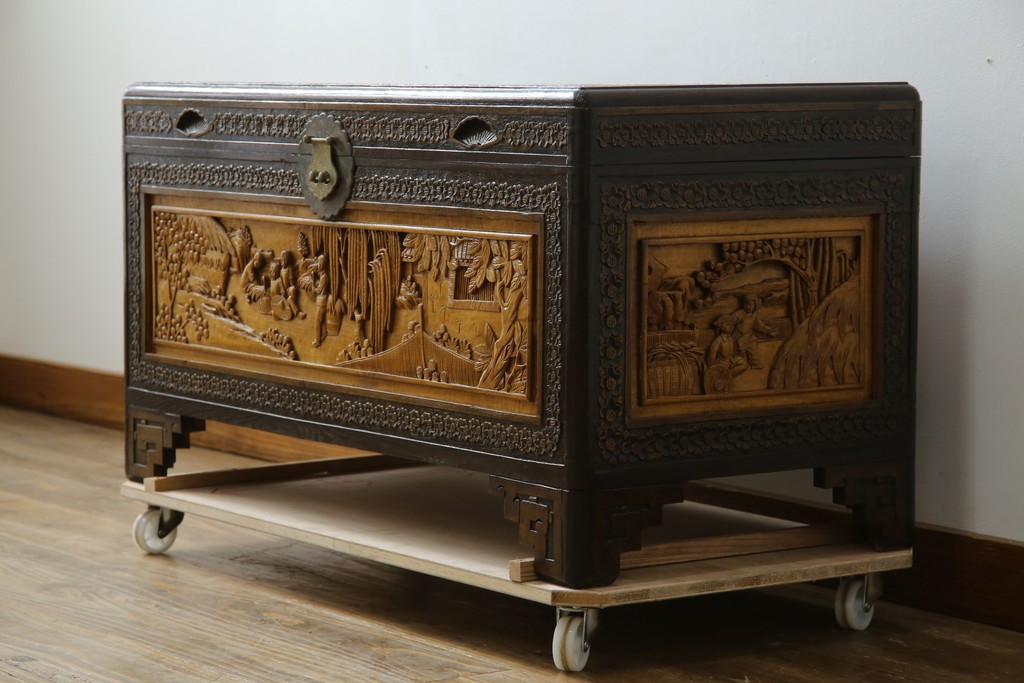 アジアンヴィンテージ　全面に施された彫刻が豪華なトランク　(R-077472)